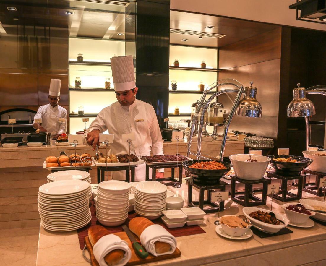 فندق تريدنت أغرا آغْرا المظهر الخارجي الصورة A buffet at a hotel