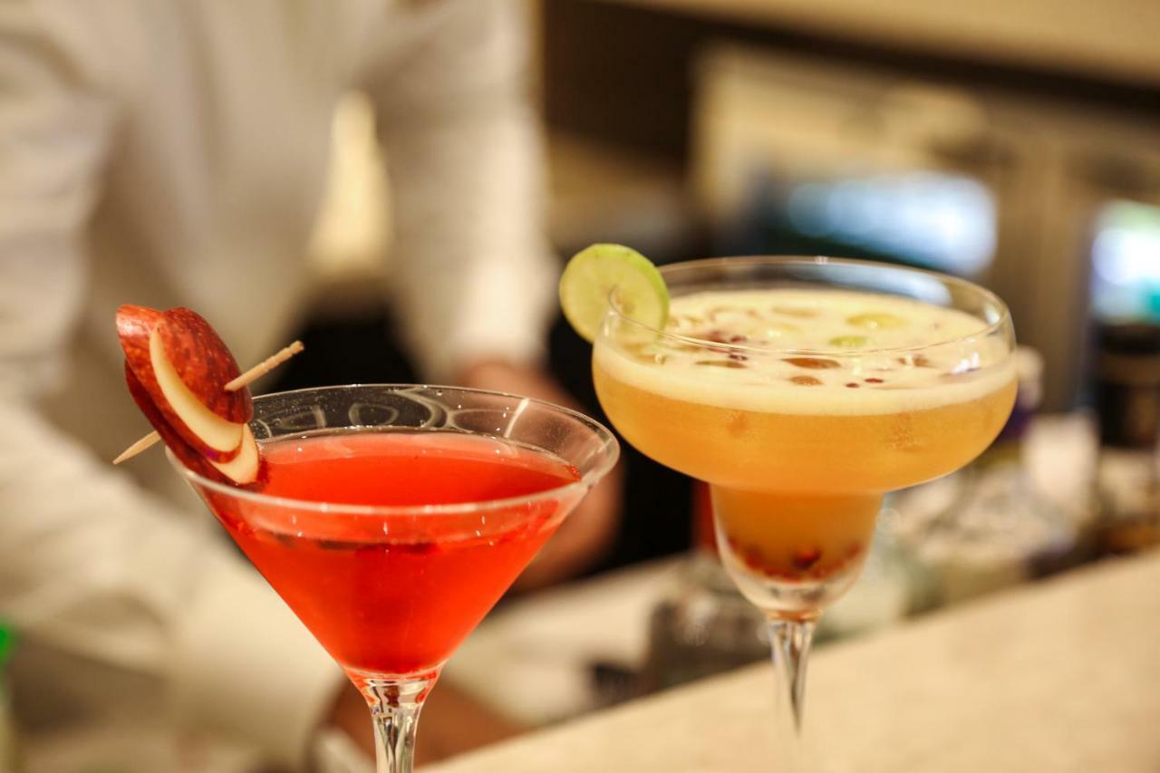 فندق تريدنت أغرا آغْرا المظهر الخارجي الصورة A cosmopolitan (left) and a margarita (right)