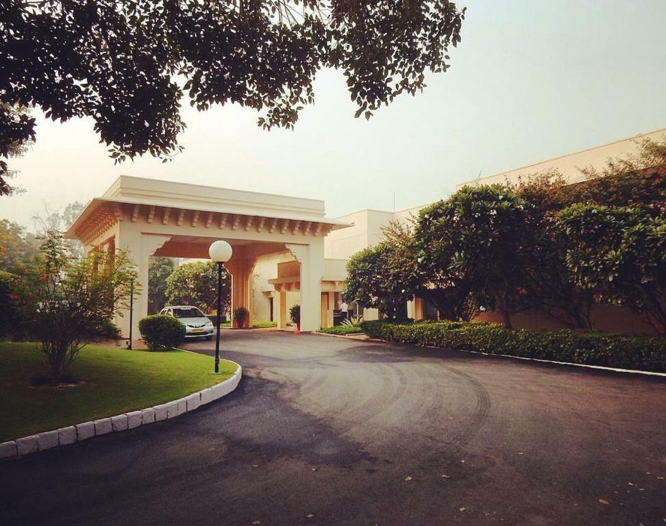 فندق تريدنت أغرا آغْرا المظهر الخارجي الصورة Entrance to the Taj Bengal