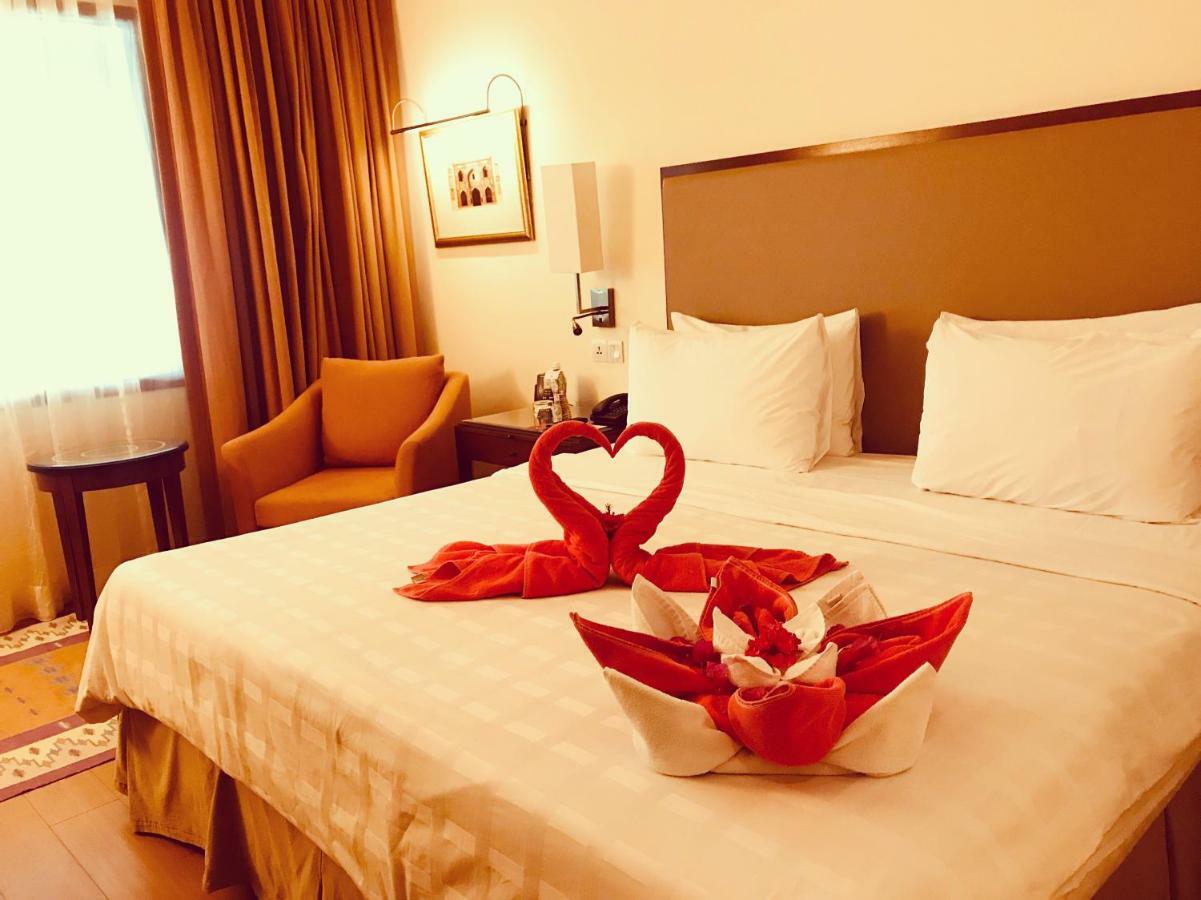 فندق تريدنت أغرا آغْرا المظهر الخارجي الصورة A bed with a heart-shaped towel