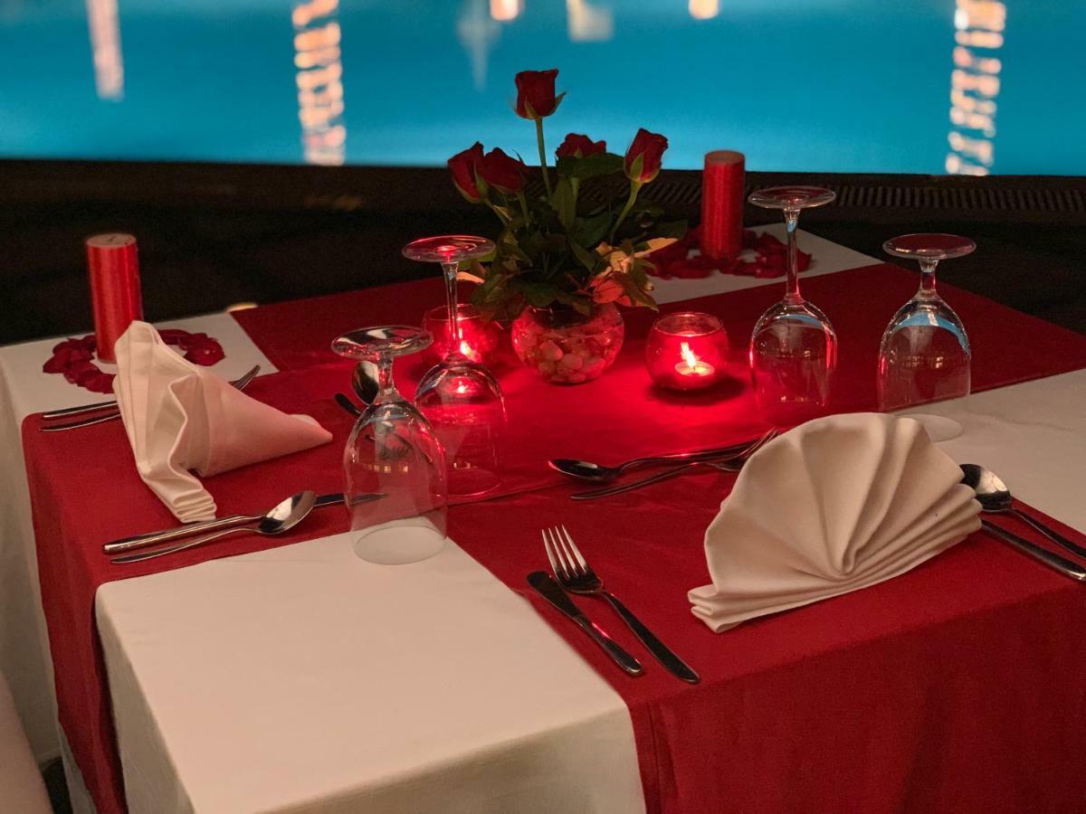 فندق تريدنت أغرا آغْرا المظهر الخارجي الصورة A table set for dinner