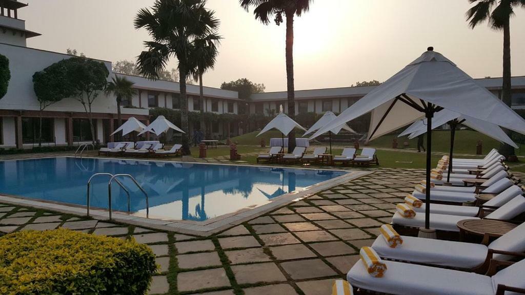 فندق تريدنت أغرا آغْرا المظهر الخارجي الصورة The pool at the Taj Bengal