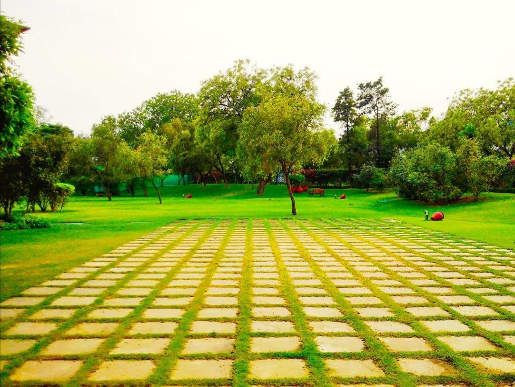 فندق تريدنت أغرا آغْرا المظهر الخارجي الصورة The park at the center of the campus