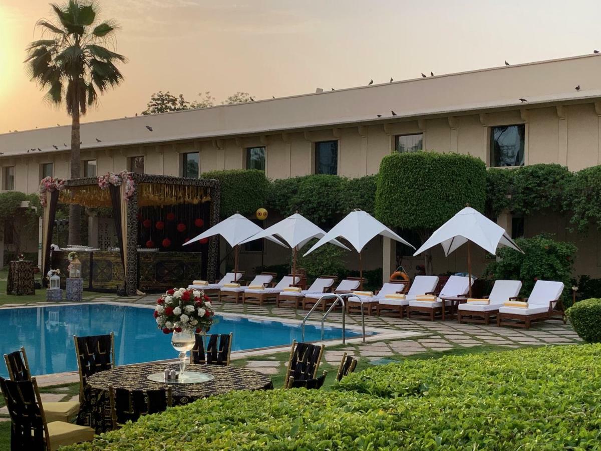 فندق تريدنت أغرا آغْرا المظهر الخارجي الصورة The pool at the hotel