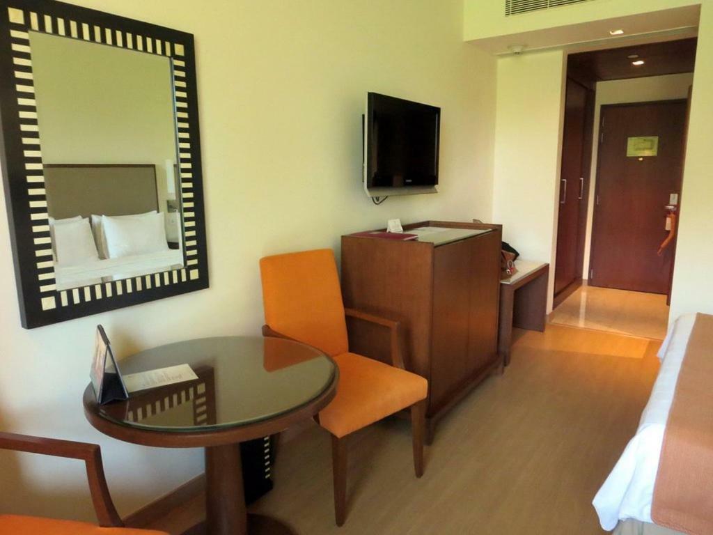 فندق تريدنت أغرا آغْرا المظهر الخارجي الصورة A room at the hotel