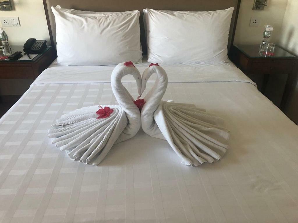 فندق تريدنت أغرا آغْرا المظهر الخارجي الصورة Towel swans on a bed